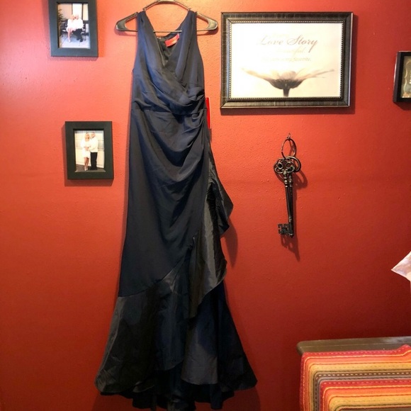 Carmen Marc Valvo Cascade Infusion Gown - Picture 7 of 15